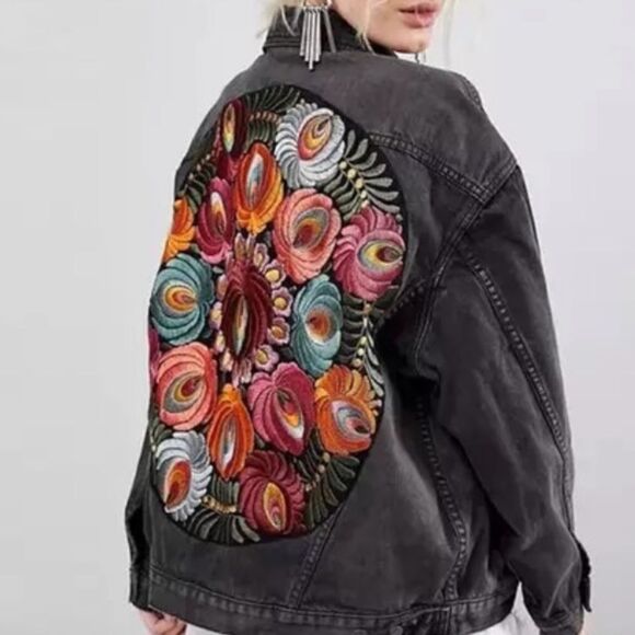 Gorgeous embroidered Jacket  - Picture 3 of 5